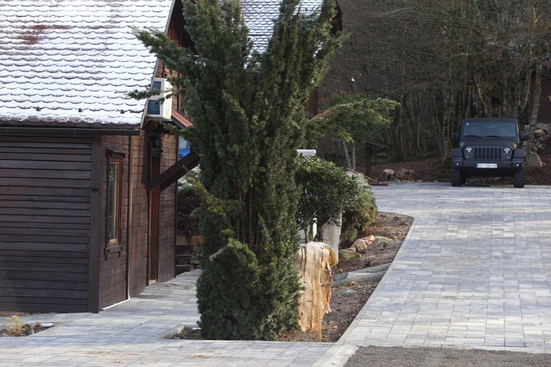 Woodenhouse With Two Apartments Otocac Exterior photo